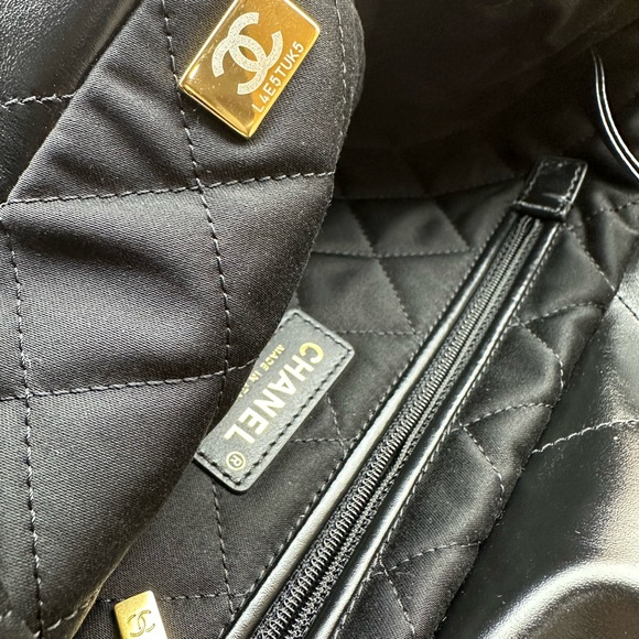 Chanel hobo bag authentic. Pre owned. - Picture 7 of 16